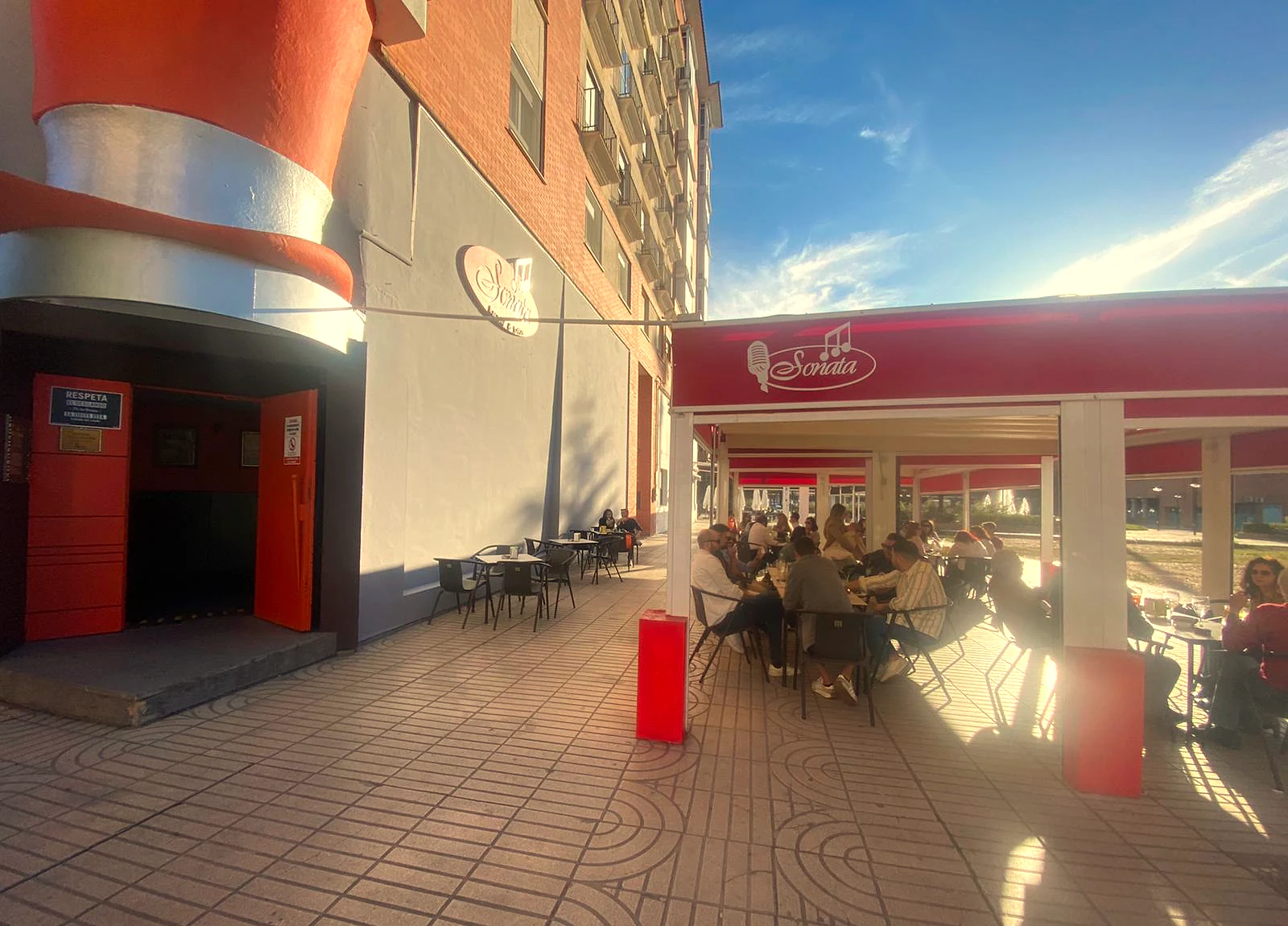 Terraza y entrada de Karaoke Sonata en Badajoz